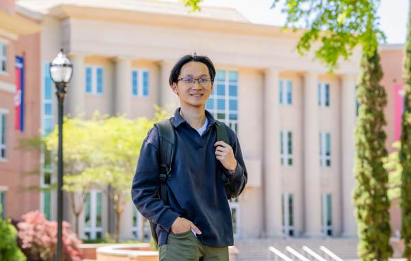 保罗阮, an engineering and music student at the 十大玩彩信誉平台, 他本科期间在蛋白质生物物理学方面的研究获得了2024年戈德华特奖学金.
